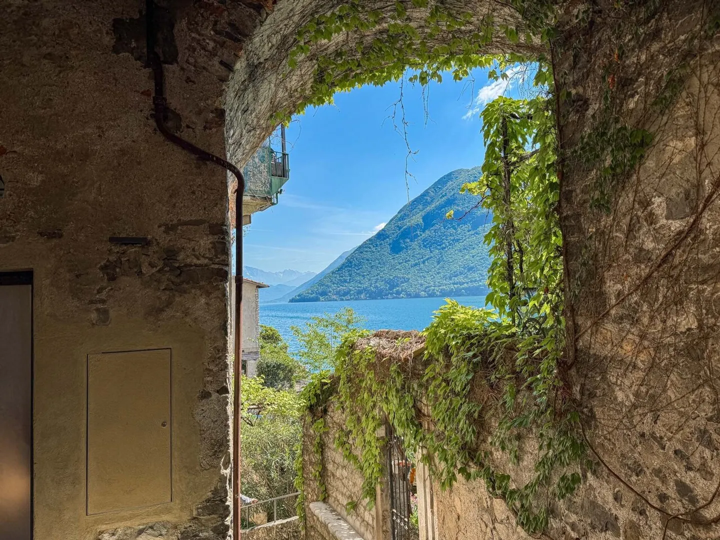 Maison au bord du lac à rénover avec projet approuvé à Gandria - Photo 3 sur 8