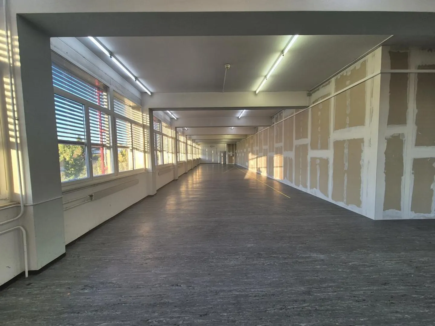 Warehouse in a central location - Photo 4 of 6