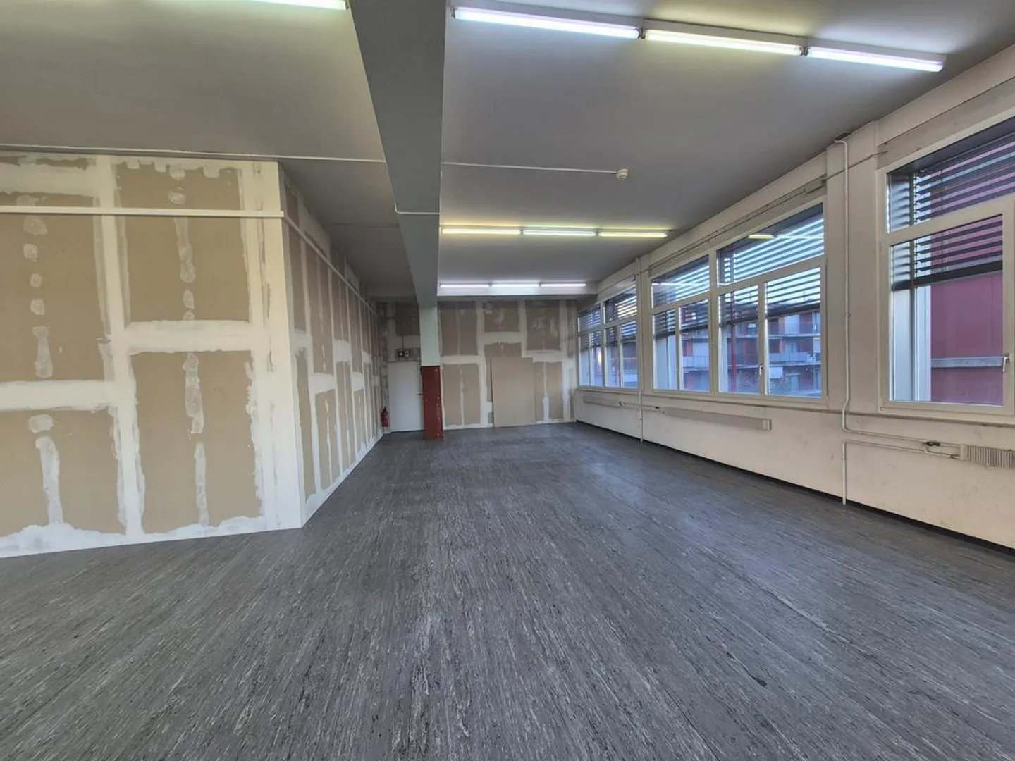 Warehouse in a central location - Photo 5 of 6