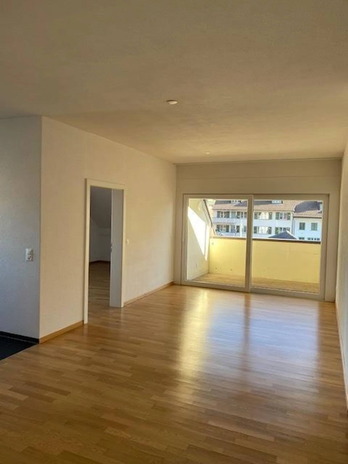 Luminoso appartamento di 3,5 locali direttamente nel centro del villaggio di Würenlingen - Foto 2 di 9