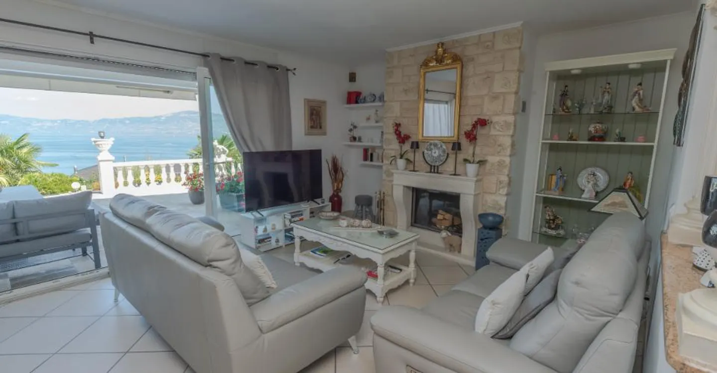Villa with Panoramic Lake View - Photo 3 of 18