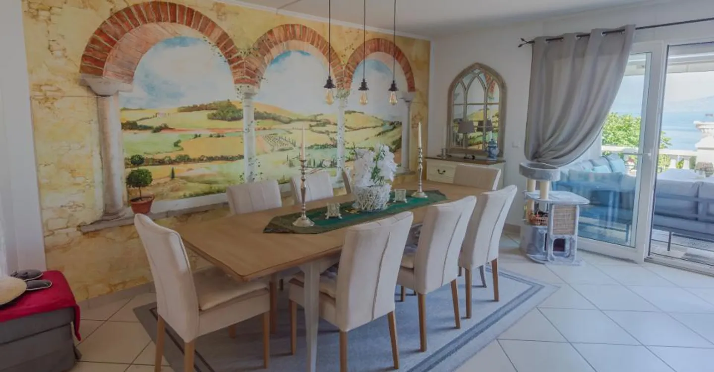 Villa with Panoramic Lake View - Photo 4 of 18