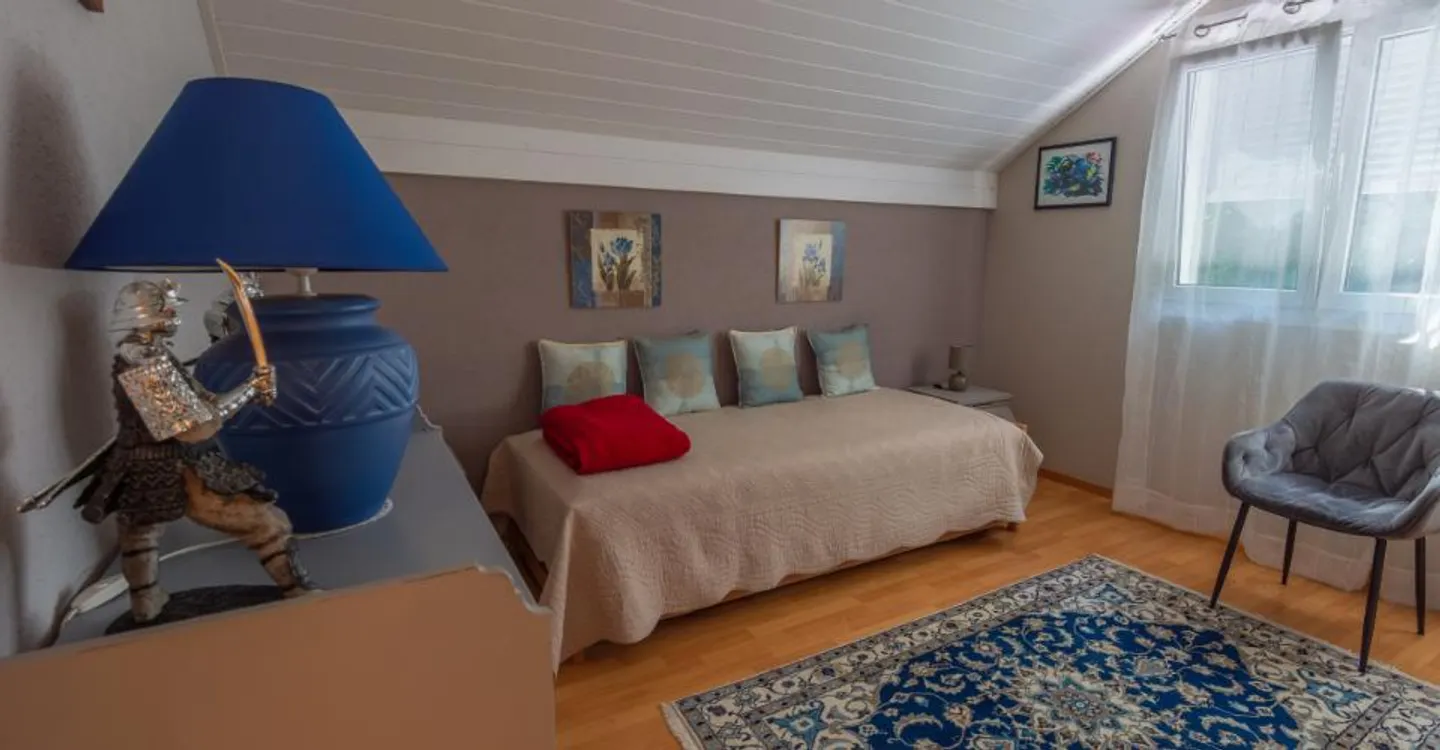 Villa with Panoramic Lake View - Photo 8 of 18