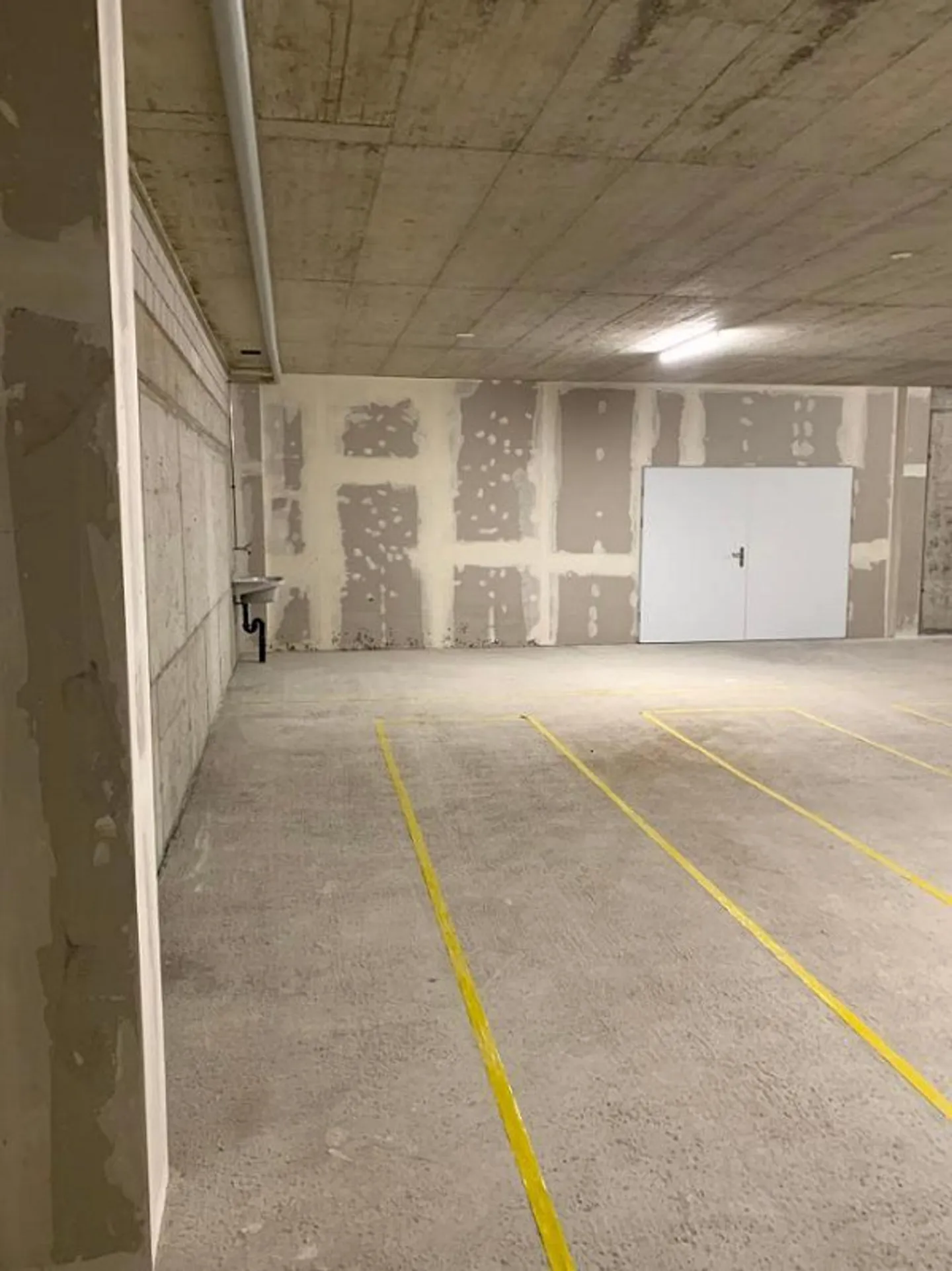 Spacious Commercial Space in a Central Location in Niederhasli - Photo 5 of 9