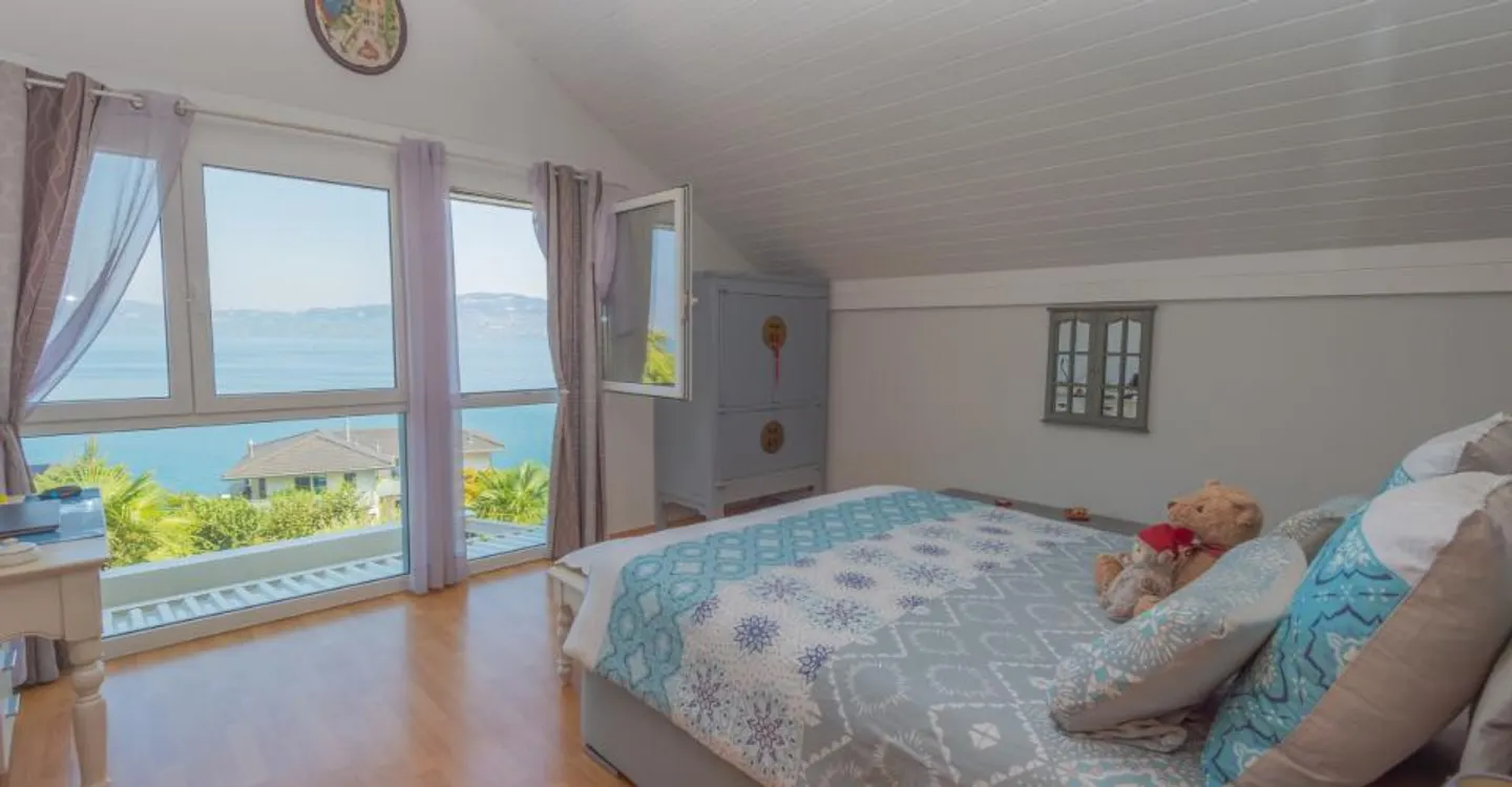Villa with Panoramic Lake View - Photo 5 of 18