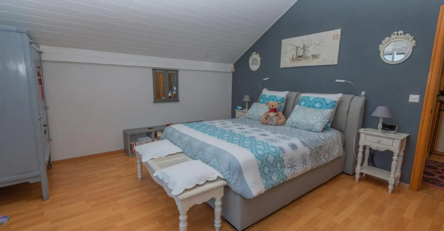 Villa with Panoramic Lake View - Photo 6 of 18