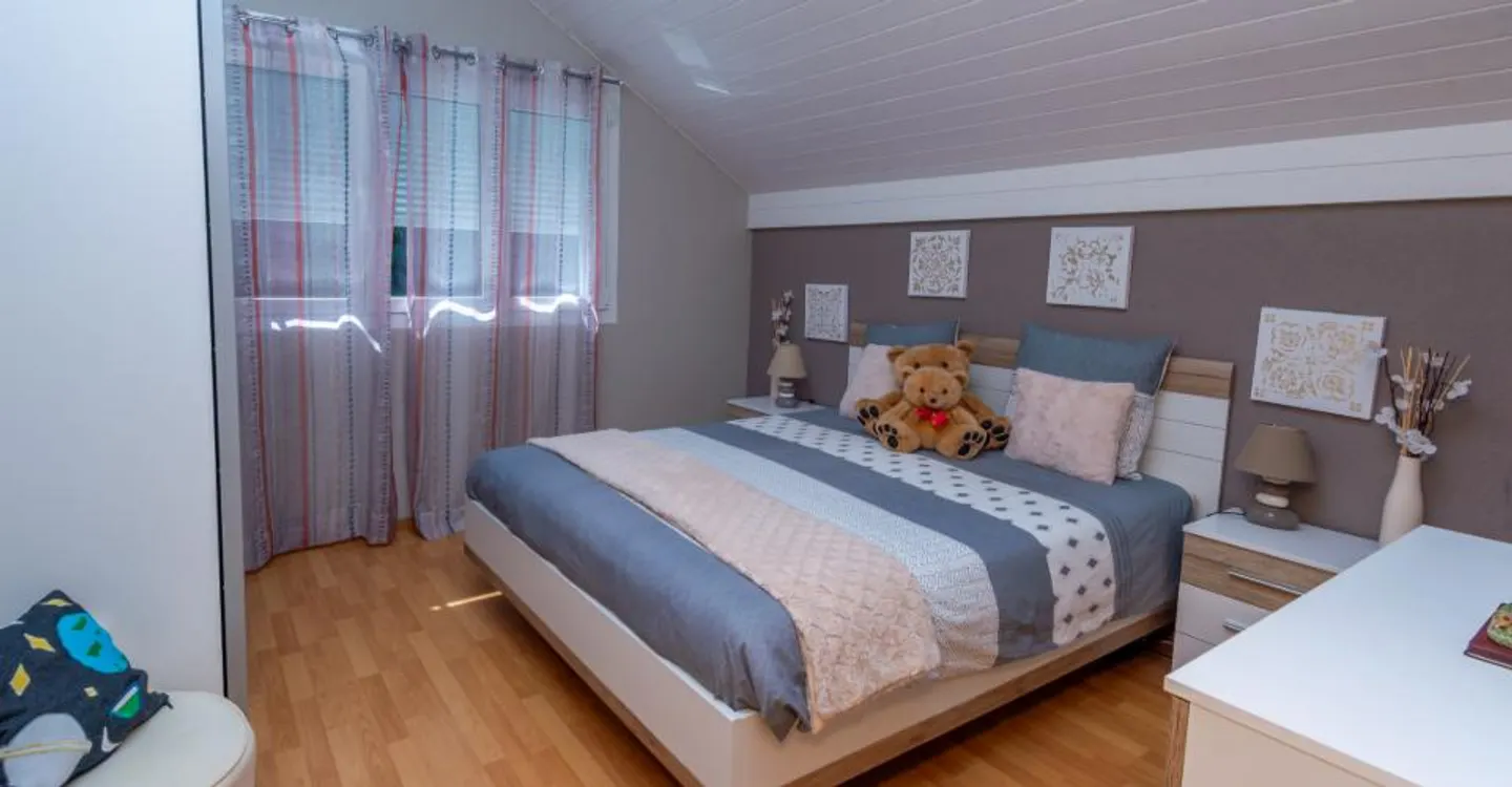 Villa with Panoramic Lake View - Photo 12 of 18