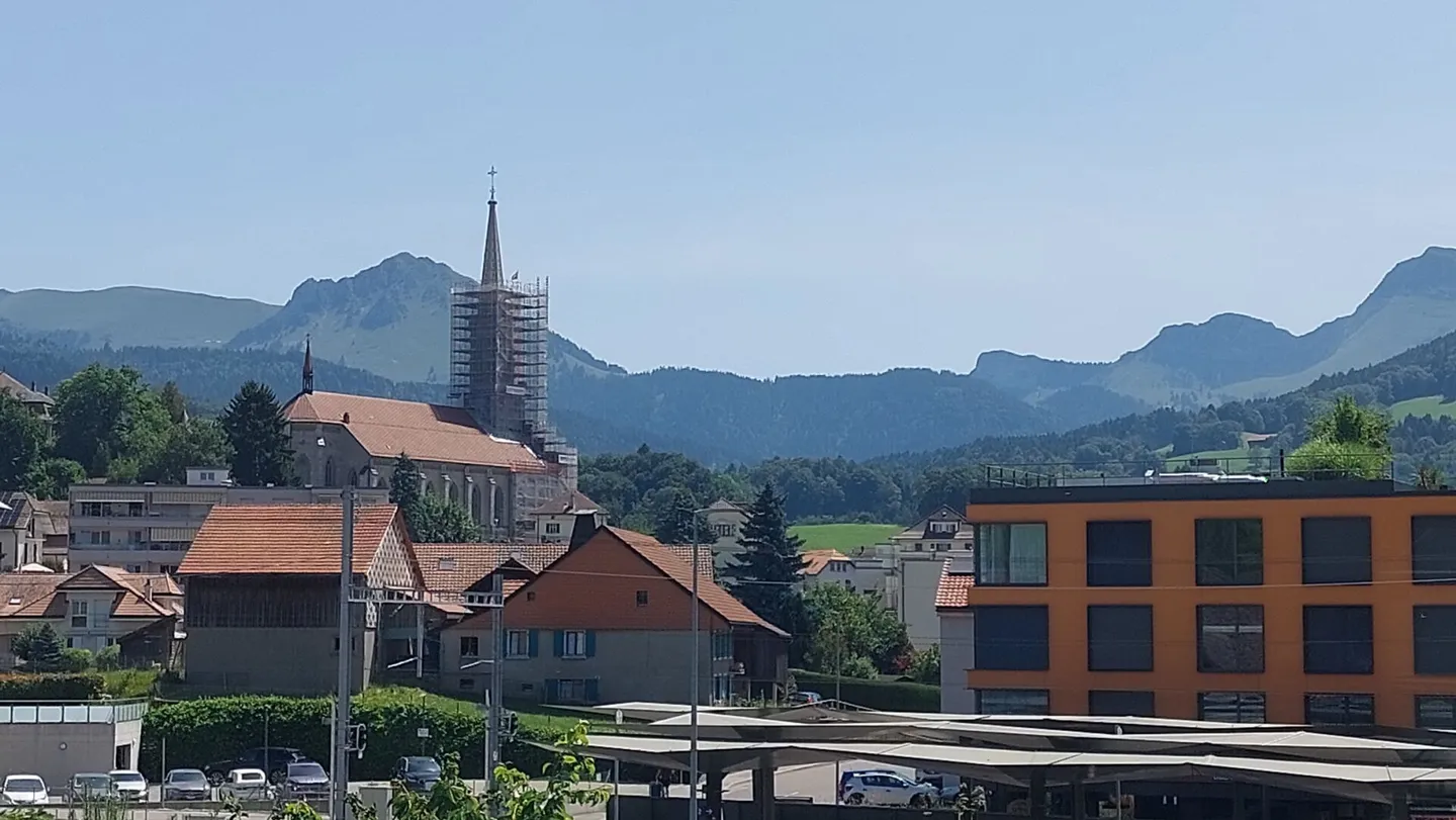 New high-end shared accommodation - Furnished rooms with balcony just steps from the train station! - Photo 9 of 14