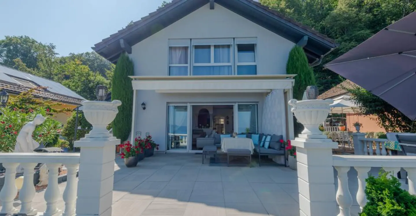 Villa with Panoramic Lake View - Photo 14 of 18