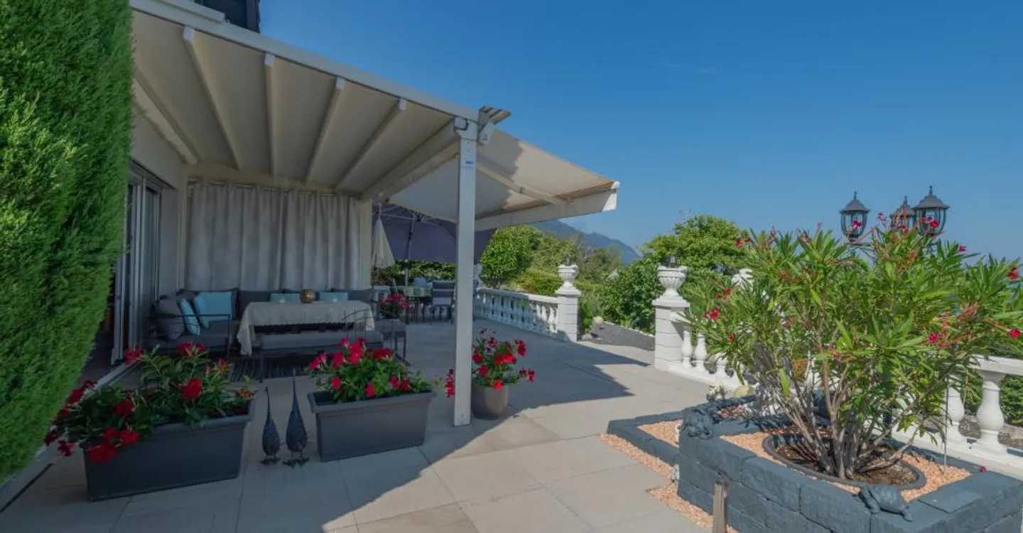 Villa with Panoramic Lake View - Photo 15 of 18