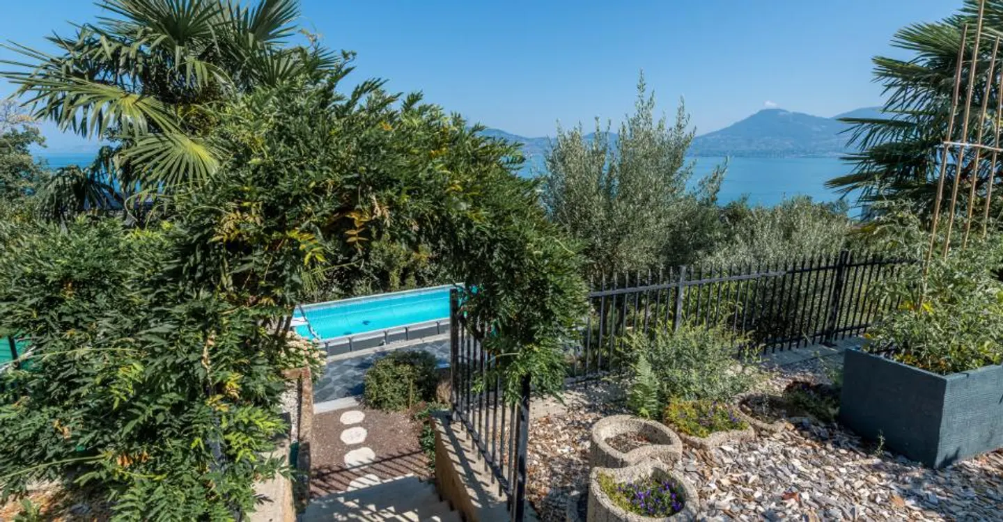Villa with Panoramic Lake View - Photo 16 of 18