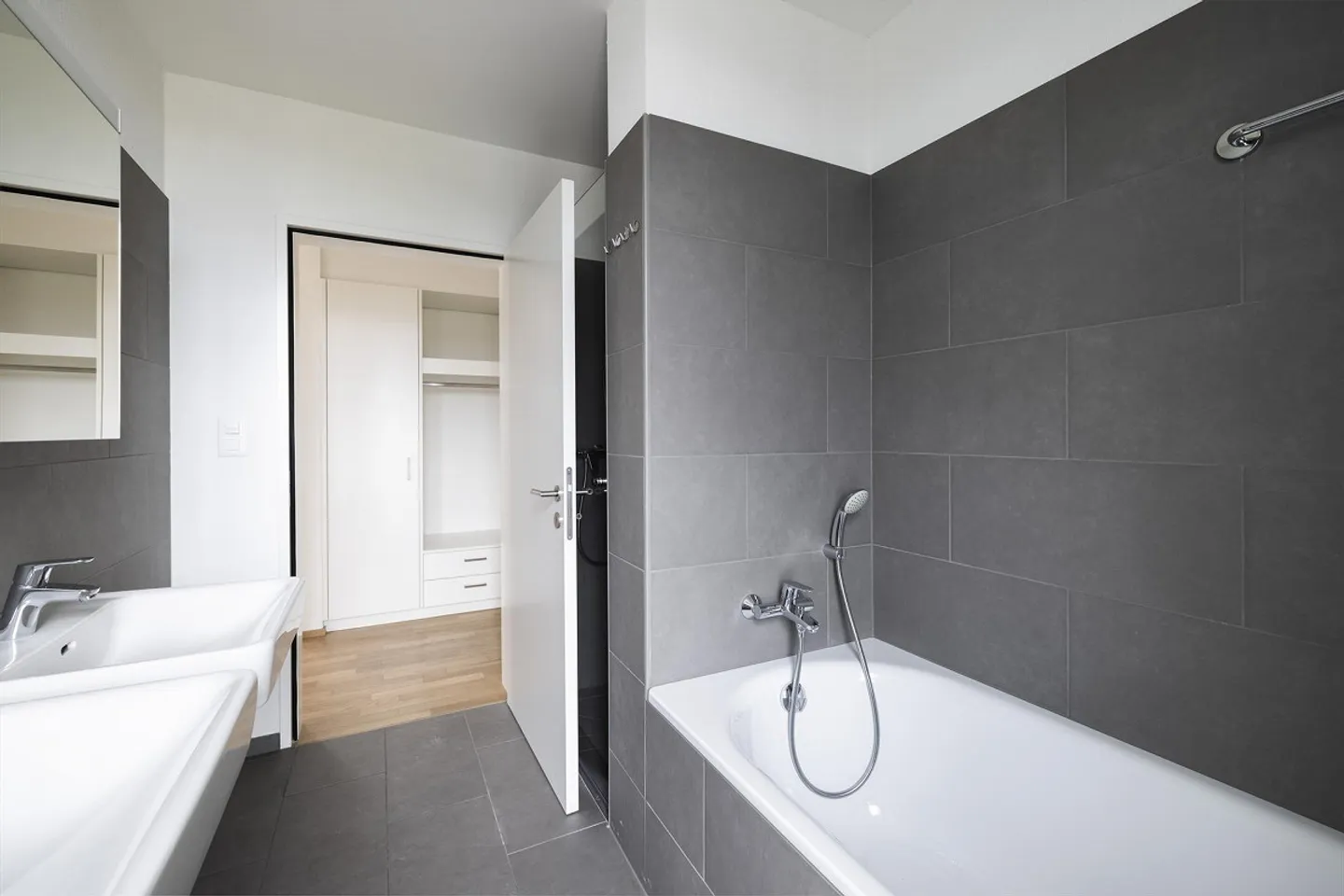 Rare beautiful 4.5-room maisonette apartment with dream view! - Photo 12 of 13