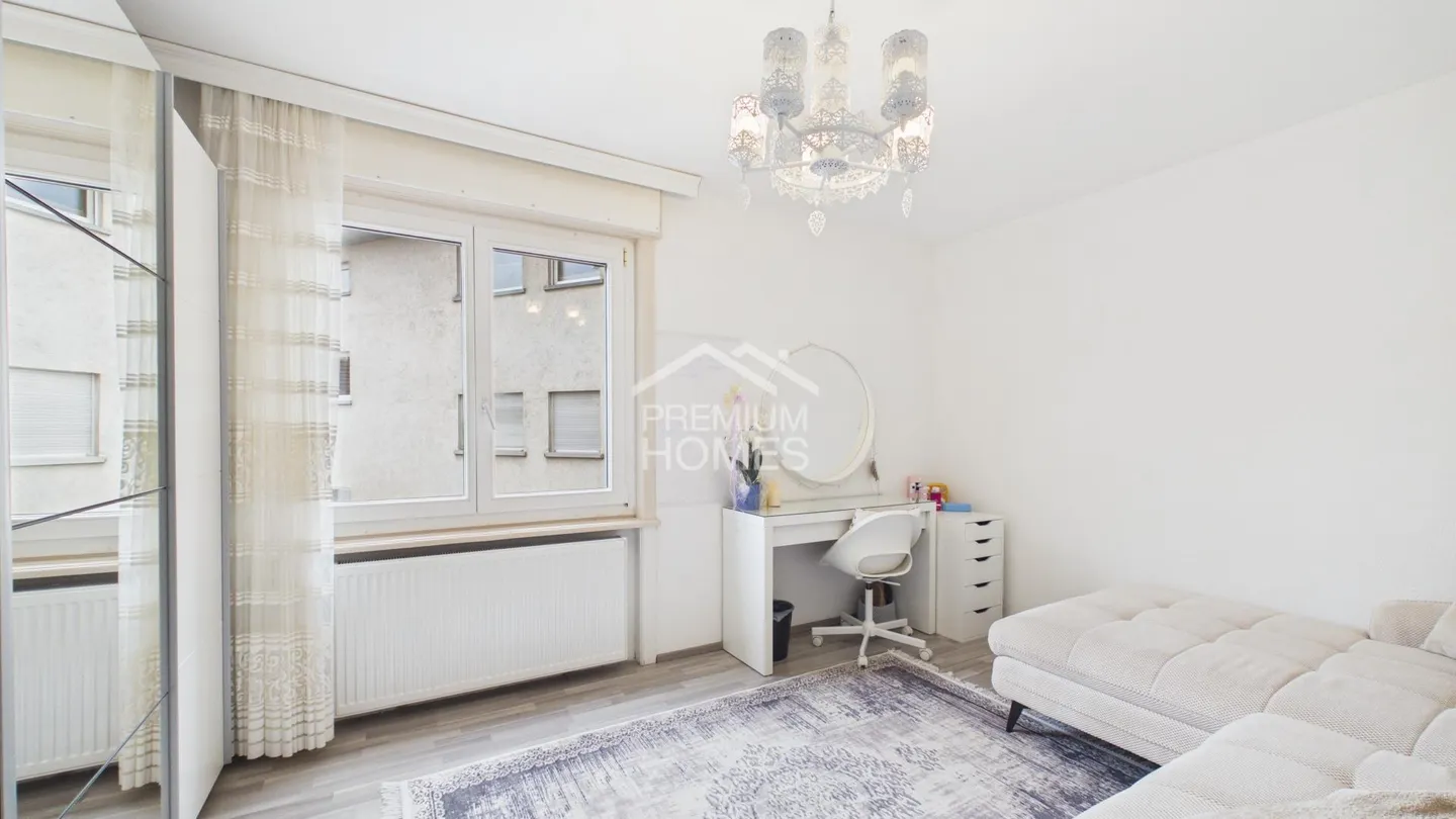 Modern Apartment with Balconies - Photo 8 of 13