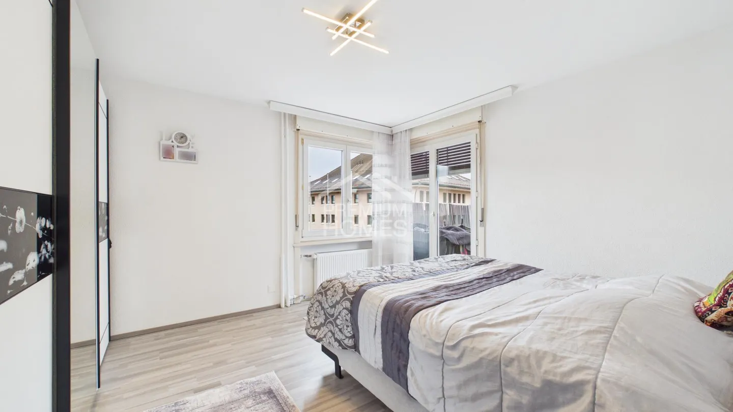 Modern Apartment with Balconies - Photo 9 of 13