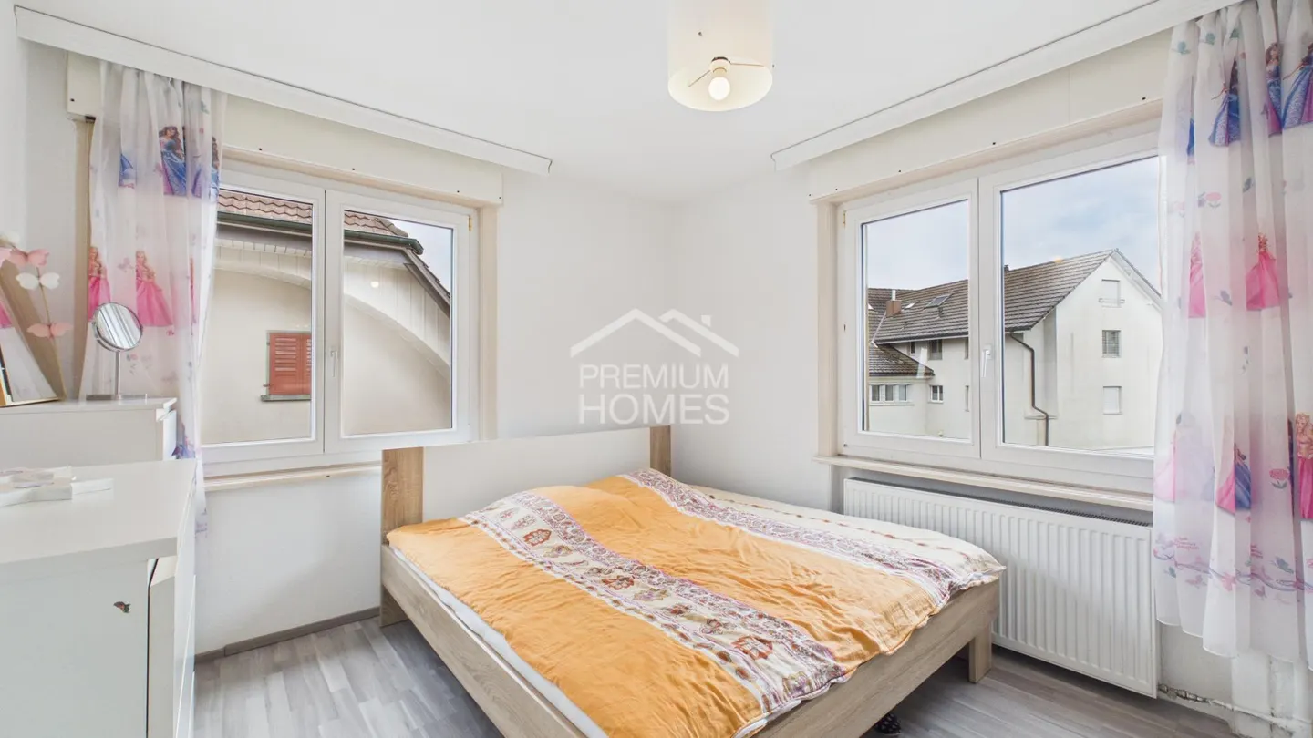 Modern Apartment with Balconies - Photo 10 of 13