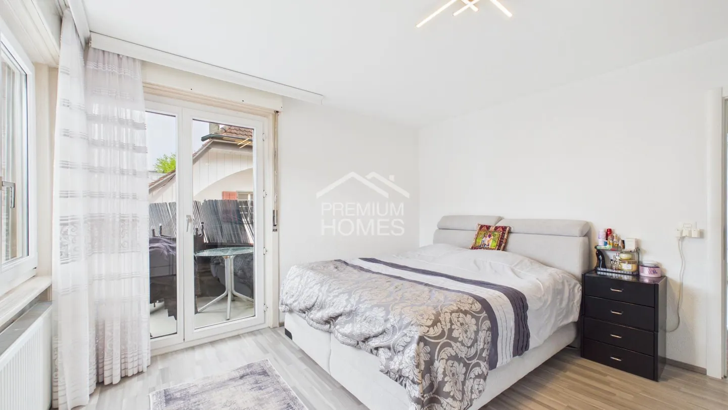 Modern Apartment with Balconies - Photo 11 of 13
