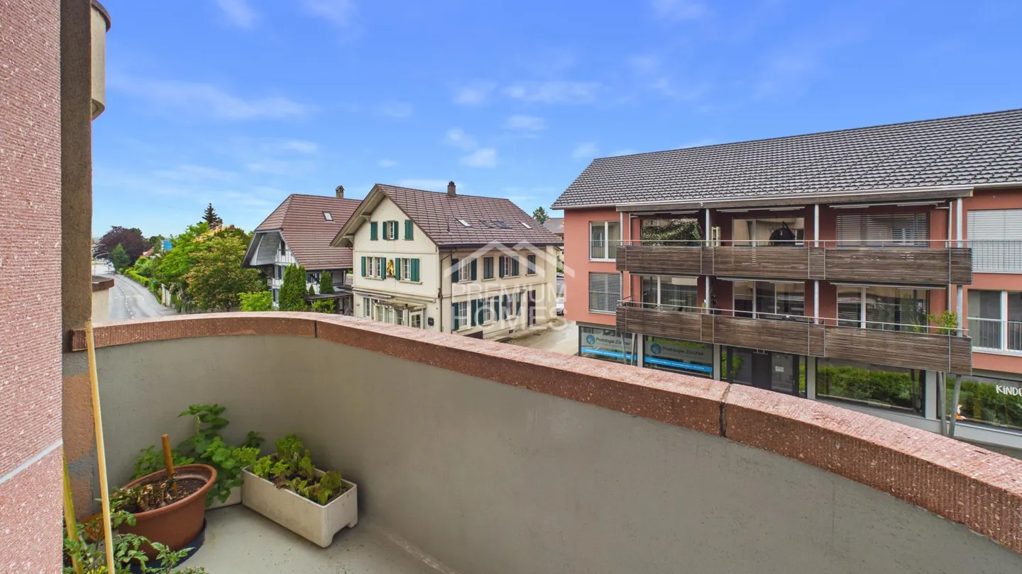 Modern Apartment with Balconies - Photo 12 of 13