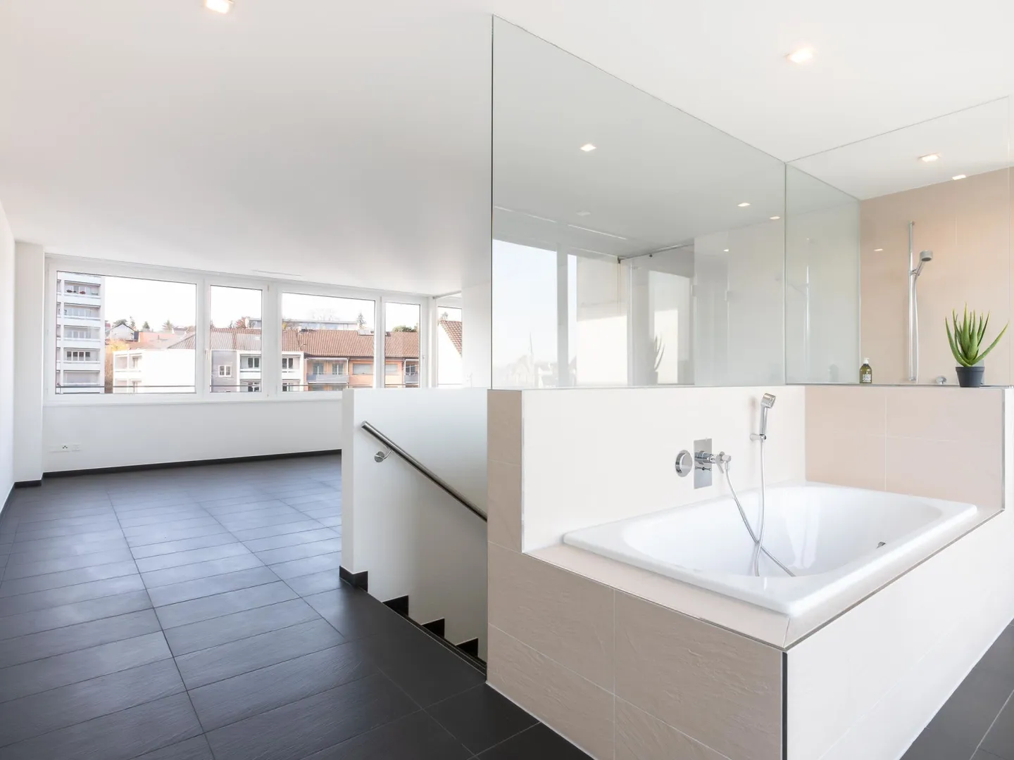 Appartement en duplex de 3 pièces à Binningen - Photo 1 sur 12