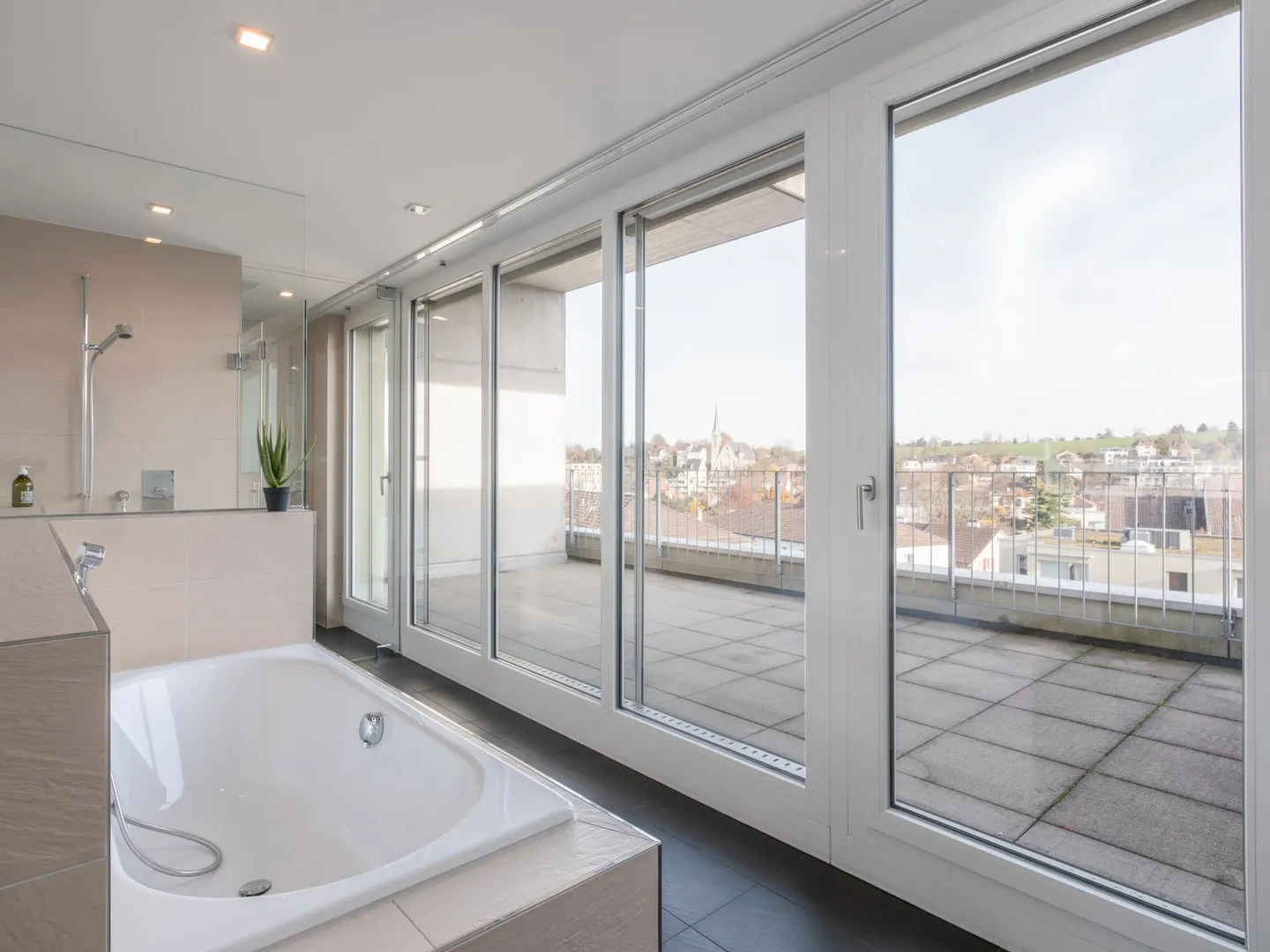 Appartement en duplex de 3 pièces à Binningen - Photo 2 sur 12