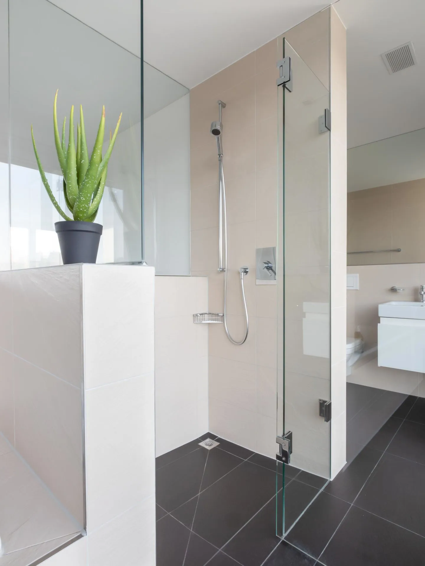 Appartement en duplex de 3 pièces à Binningen - Photo 3 sur 12