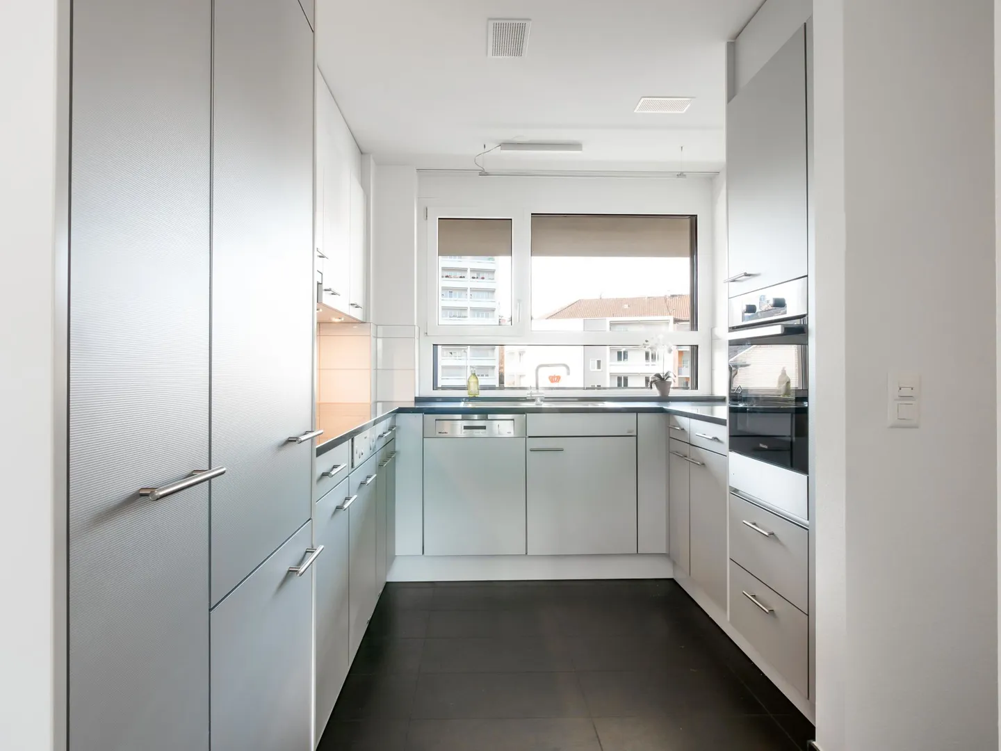 Appartement en duplex de 3 pièces à Binningen - Photo 5 sur 12