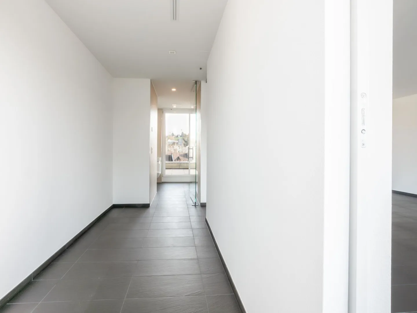 Appartement en duplex de 3 pièces à Binningen - Photo 8 sur 12