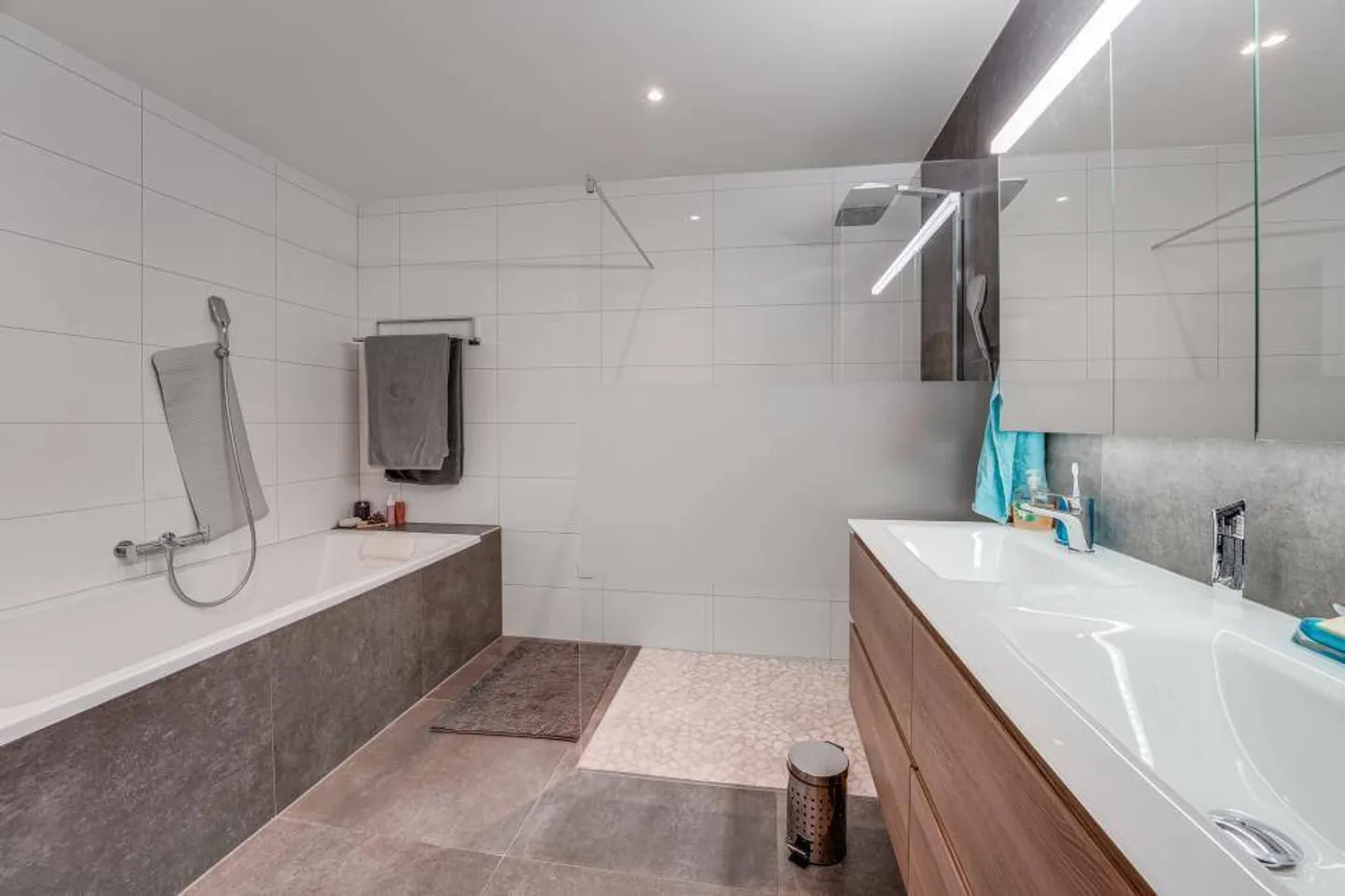 Mietgebäude in Villars-Burquin - Foto 8 von 13