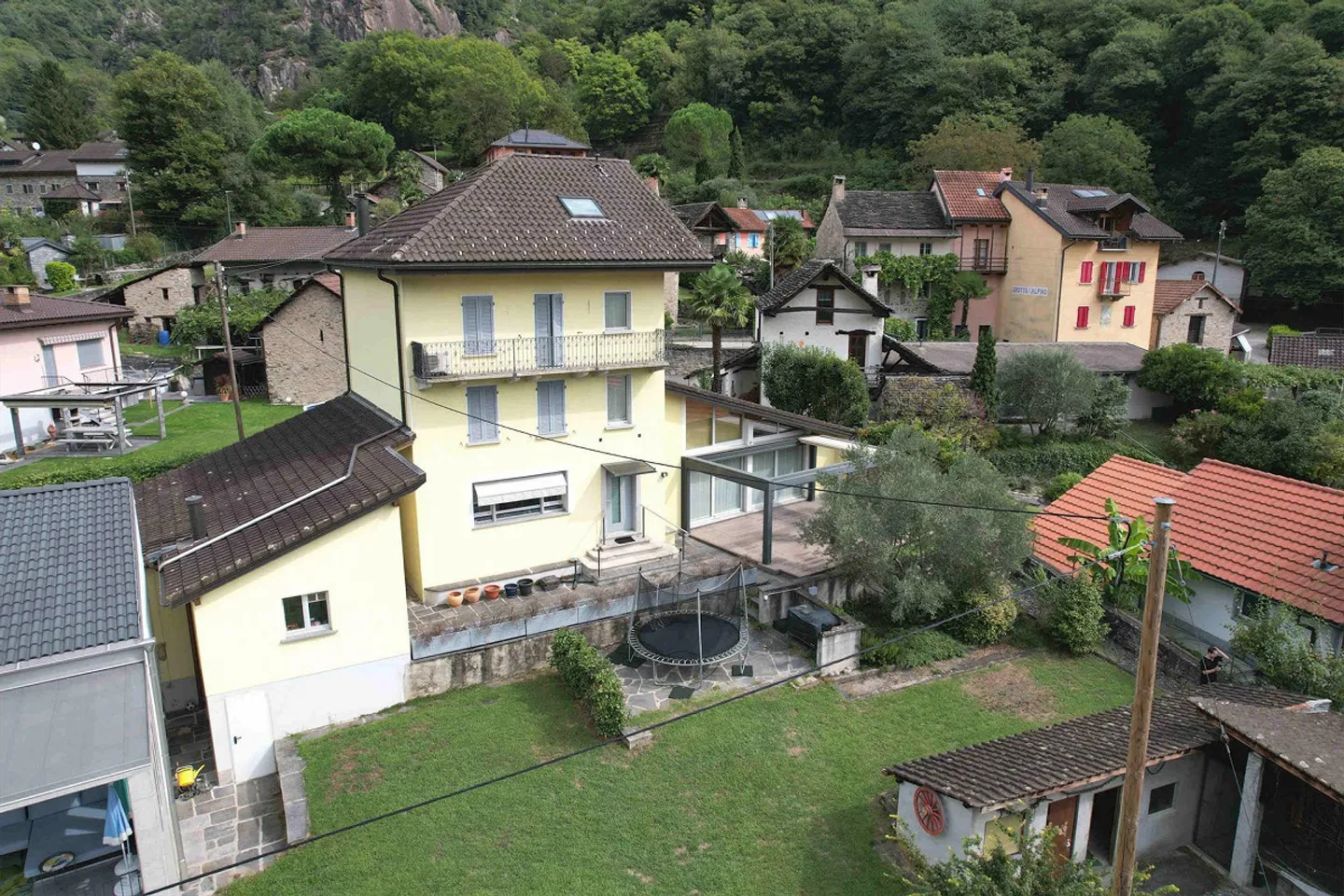 L'antico incontra il moderno in questa spaziosa casa con bel terreno e vista panoramica - Foto 1 di 16