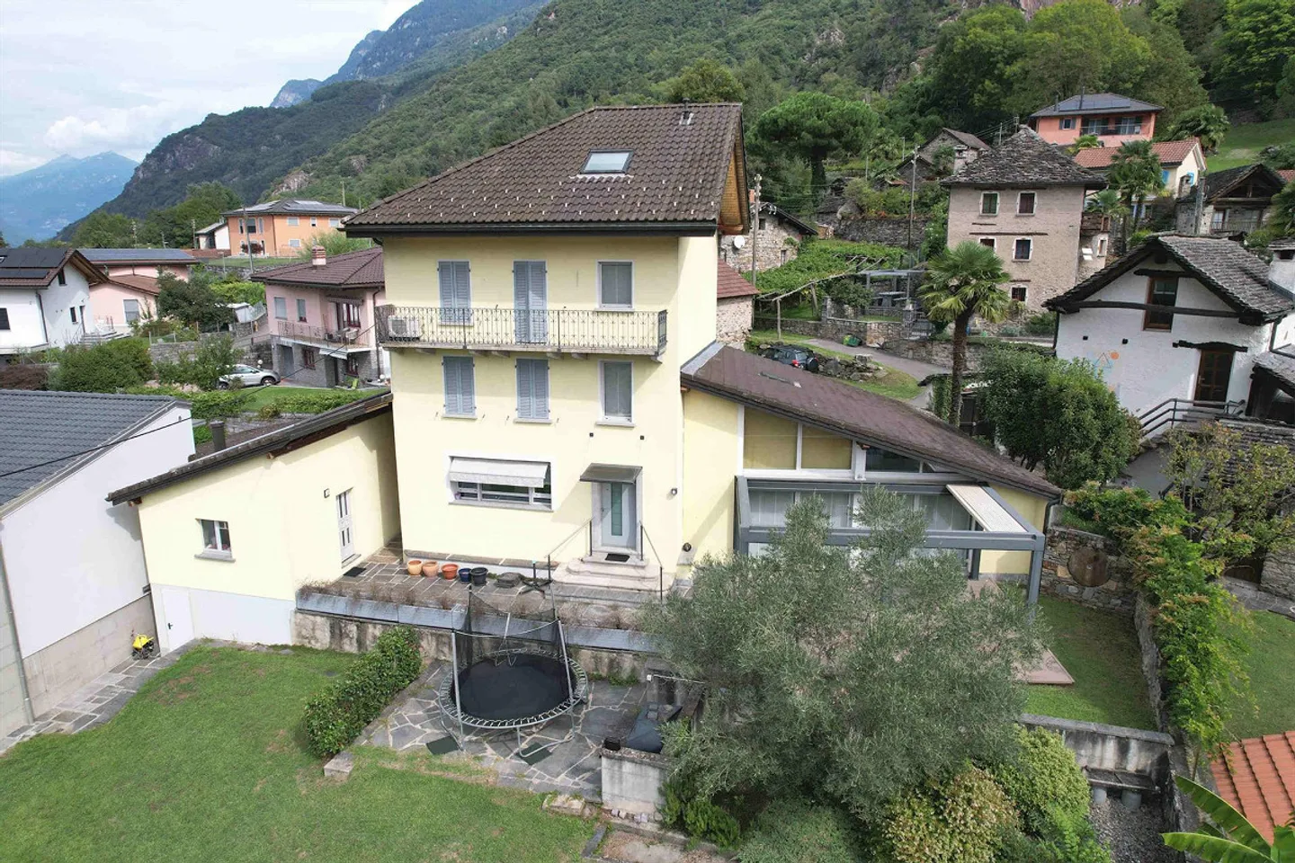 L'antico incontra il moderno in questa spaziosa casa con bel terreno e vista panoramica - Foto 2 di 16