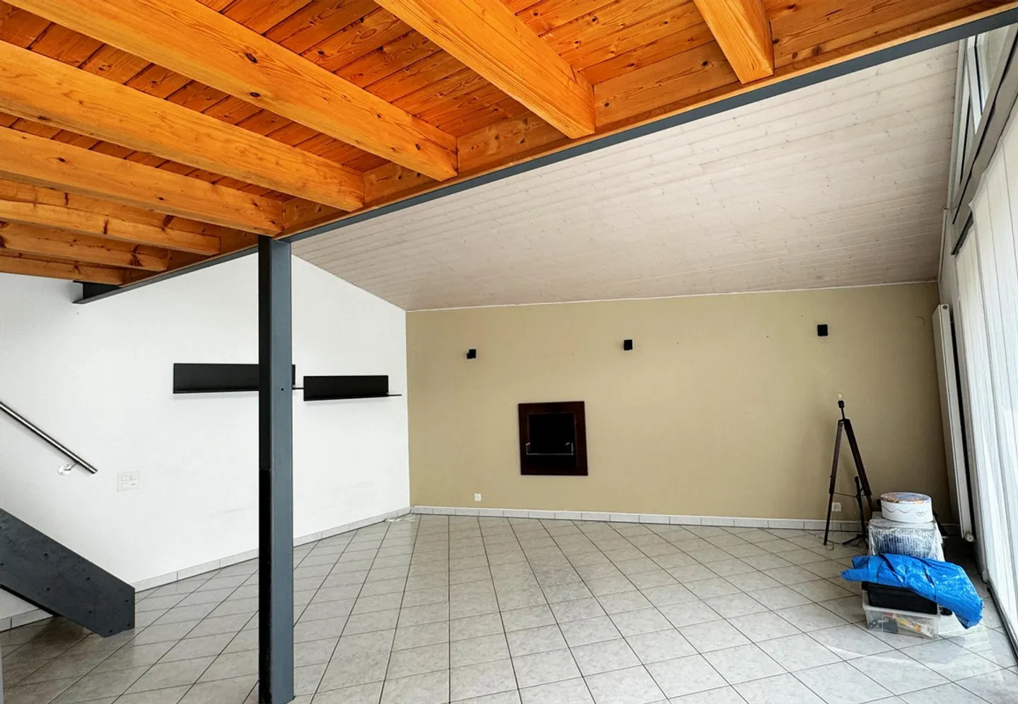L'antico incontra il moderno in questa spaziosa casa con bel terreno e vista panoramica - Foto 6 di 16
