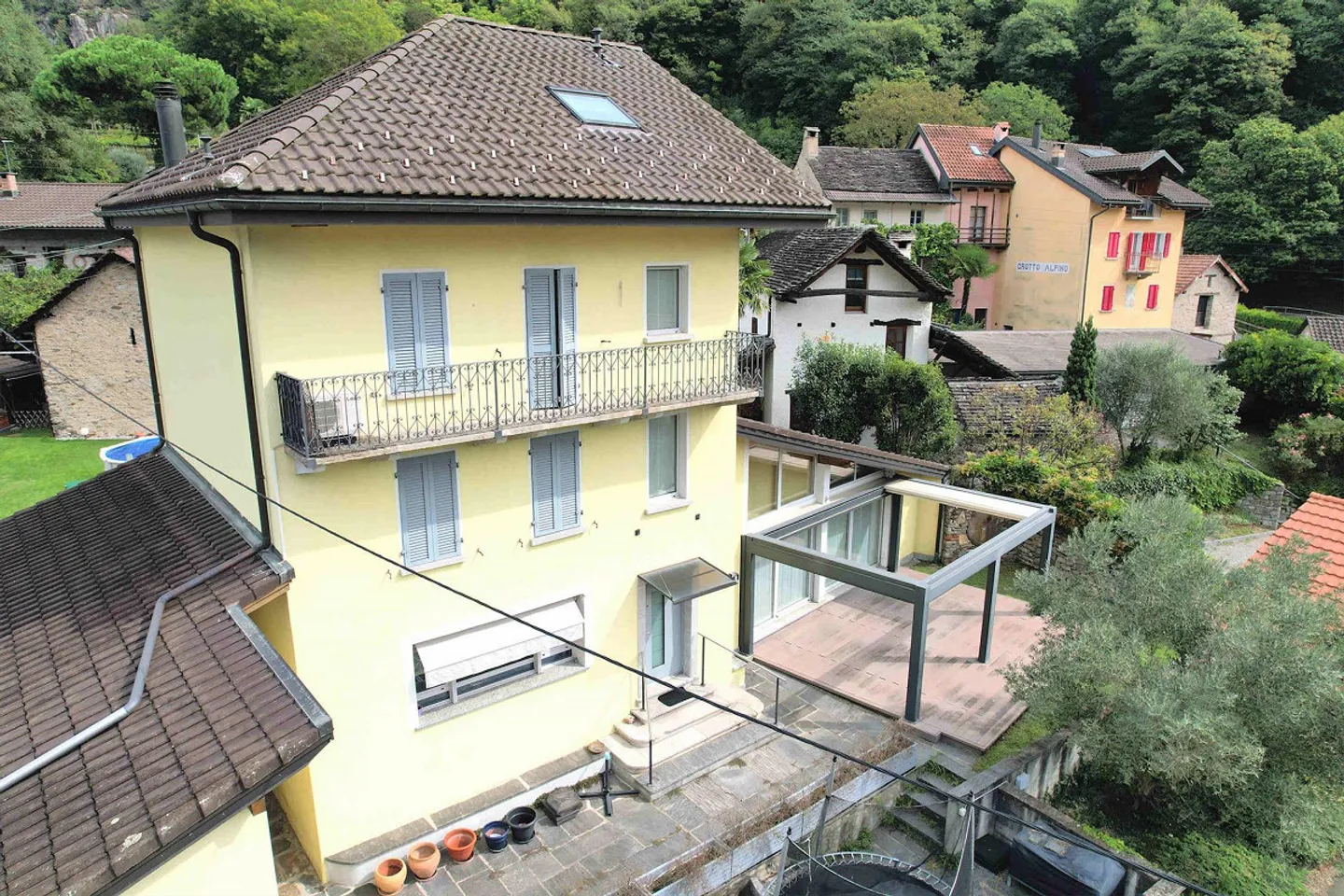 L'antico incontra il moderno in questa spaziosa casa con bel terreno e vista panoramica - Foto 3 di 16