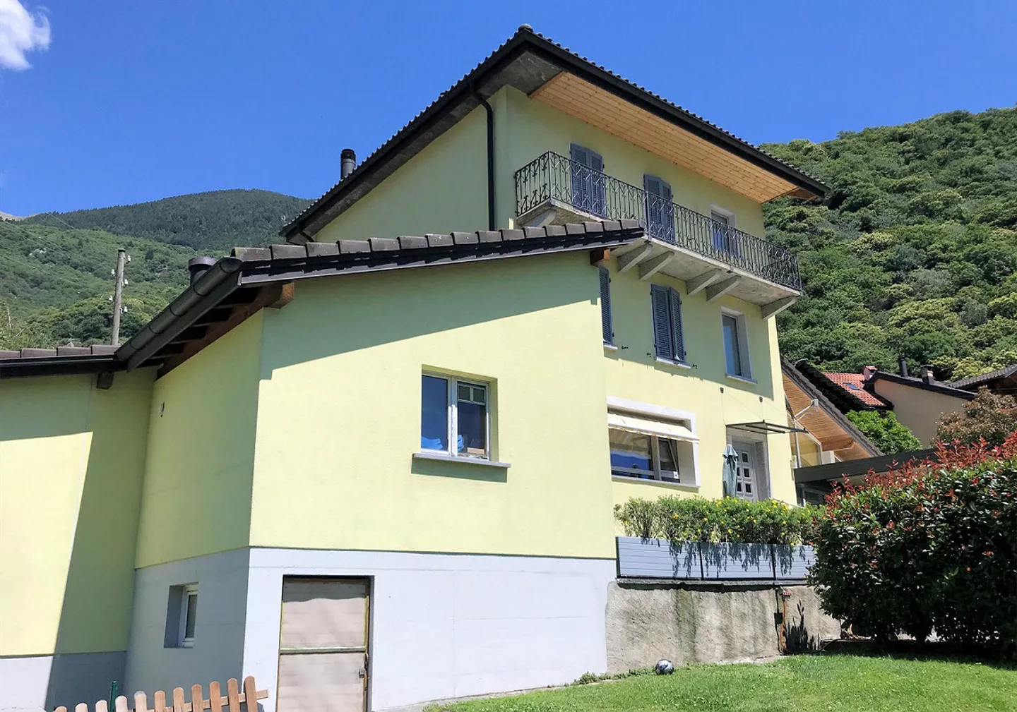 L'antico incontra il moderno in questa spaziosa casa con bel terreno e vista panoramica - Foto 4 di 16