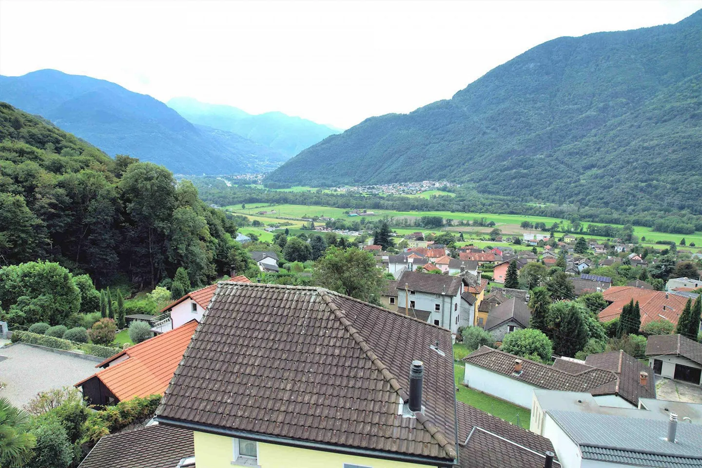 L'antico incontra il moderno in questa spaziosa casa con bel terreno e vista panoramica - Foto 5 di 16