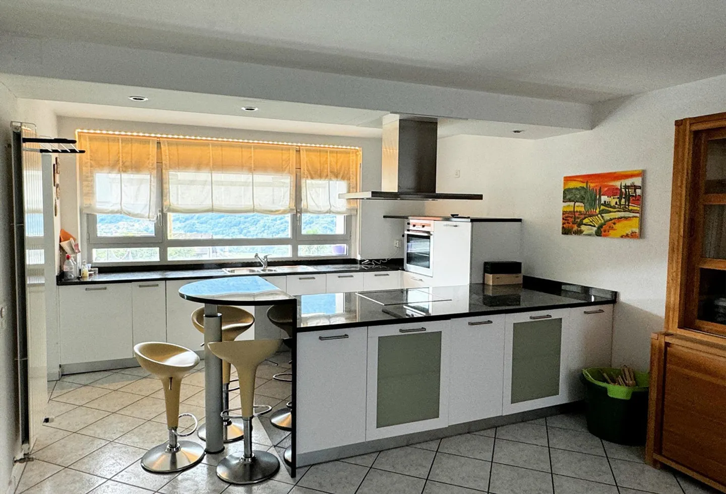 L'antico incontra il moderno in questa spaziosa casa con bel terreno e vista panoramica - Foto 9 di 16