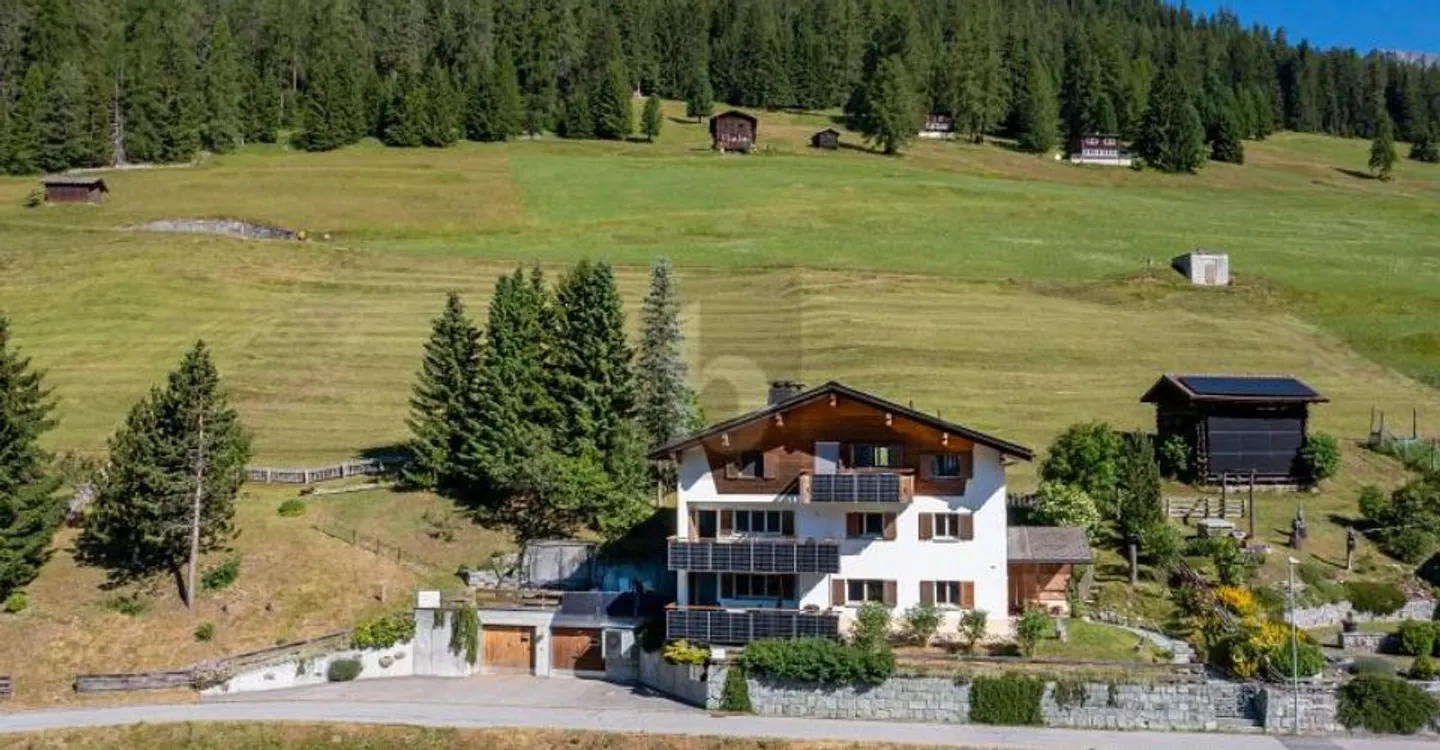 EINMALIGE AUSSICHTSLAGE MIT GROSSEM GRUNDSTÜCK - Foto 1 di 6