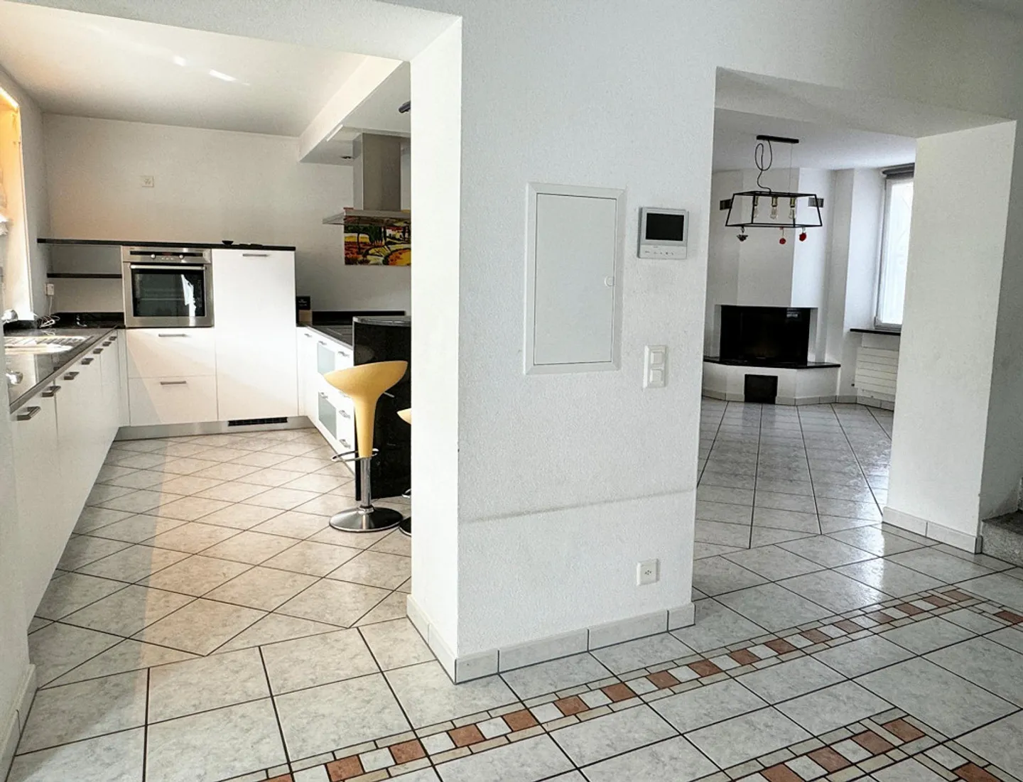 L'antico incontra il moderno in questa spaziosa casa con bel terreno e vista panoramica - Foto 8 di 16