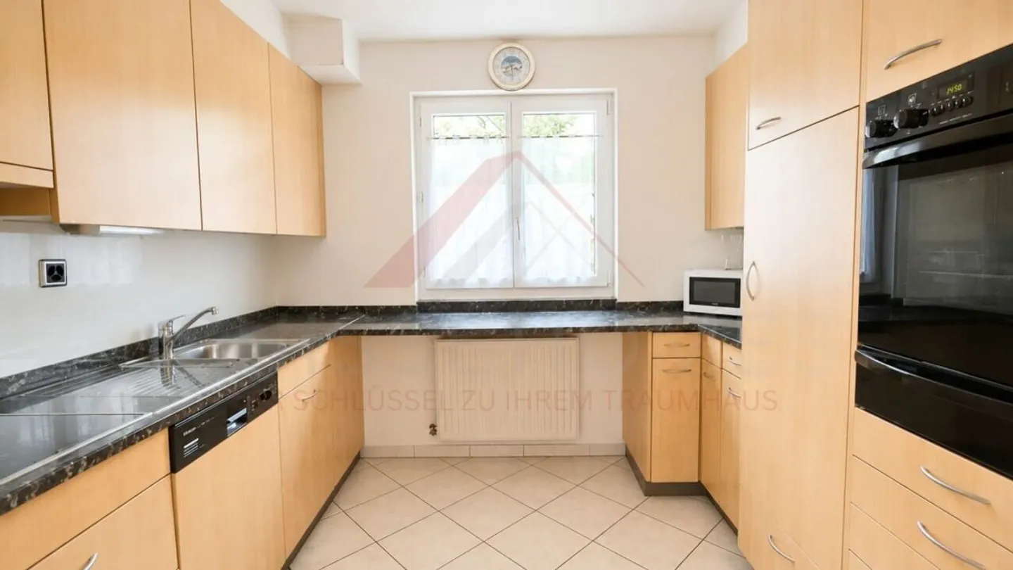 Vielseitiges Mehrfamilienhaus mit drei Wohneinheiten und attraktiven Gewerbeflächen - Photo 5 of 22