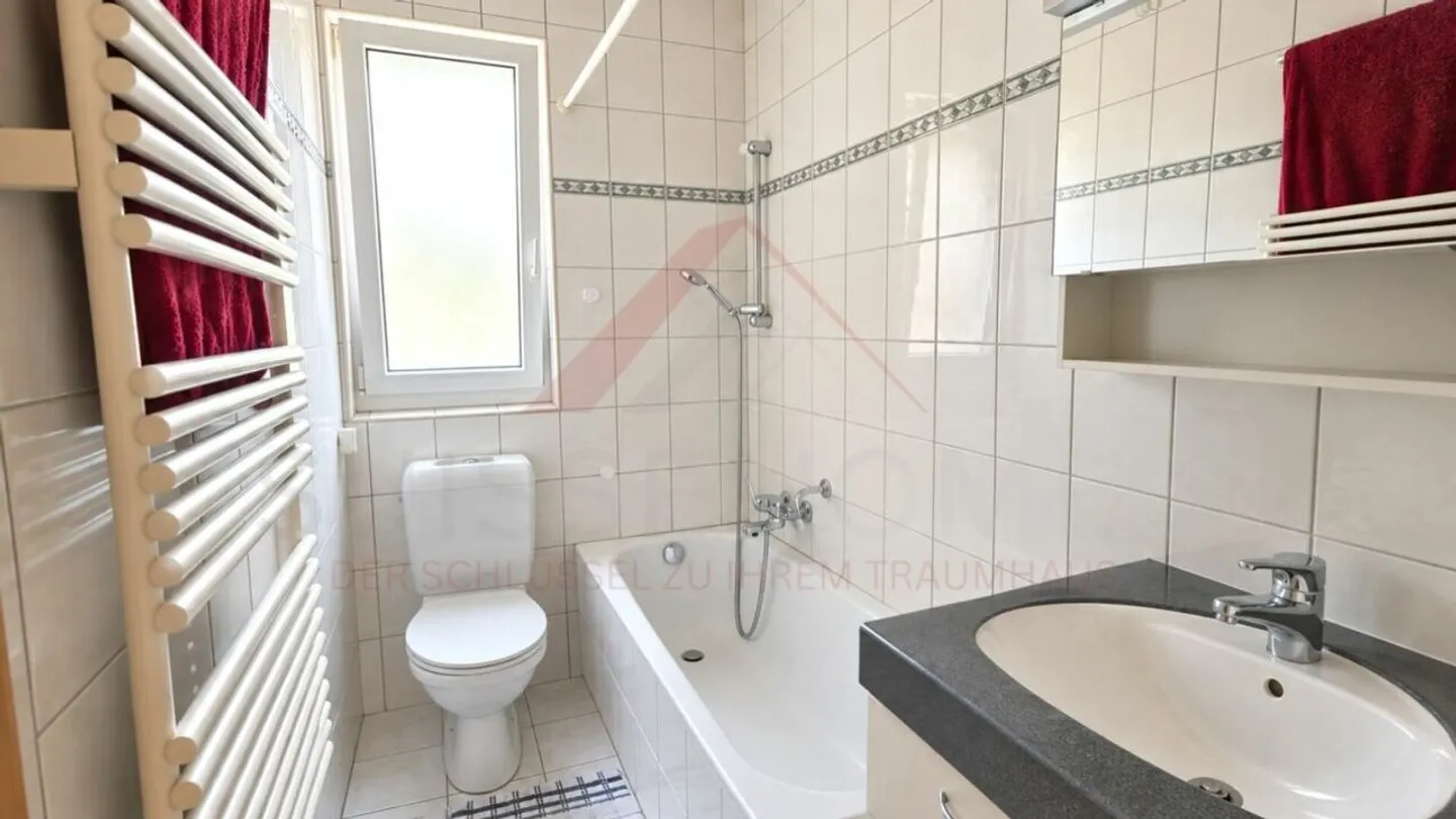 Vielseitiges Mehrfamilienhaus mit drei Wohneinheiten und attraktiven Gewerbeflächen - Photo 7 of 22
