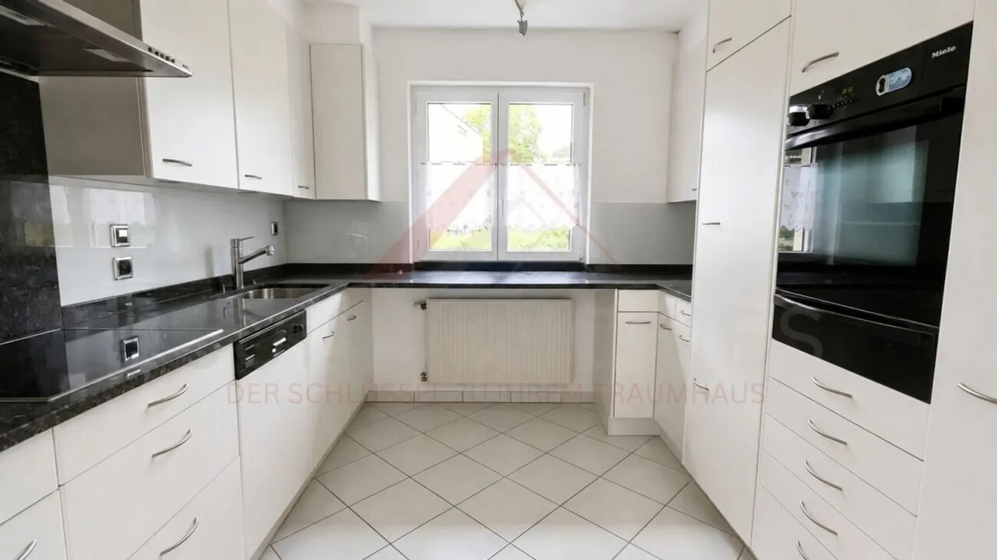 Vielseitiges Mehrfamilienhaus mit drei Wohneinheiten und attraktiven Gewerbeflächen - Photo 10 of 22