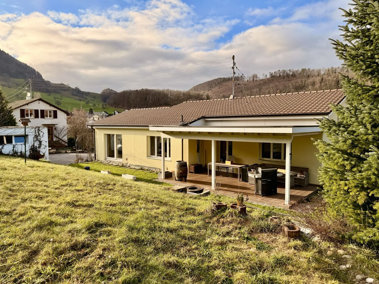 Wohnen im Grünen: Charmantes 5.5 ZImmer Einfamilienhaus mit grossem Grundstück - Foto 1 von 17