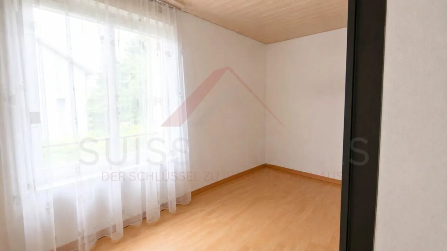 Vielseitiges Mehrfamilienhaus mit drei Wohneinheiten und attraktiven Gewerbeflächen - Photo 13 of 22