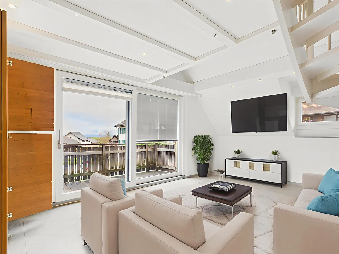 Appartement en duplex lumineux de 3 pièces dans un emplacement calme à Herrliberg - Photo 2 sur 13