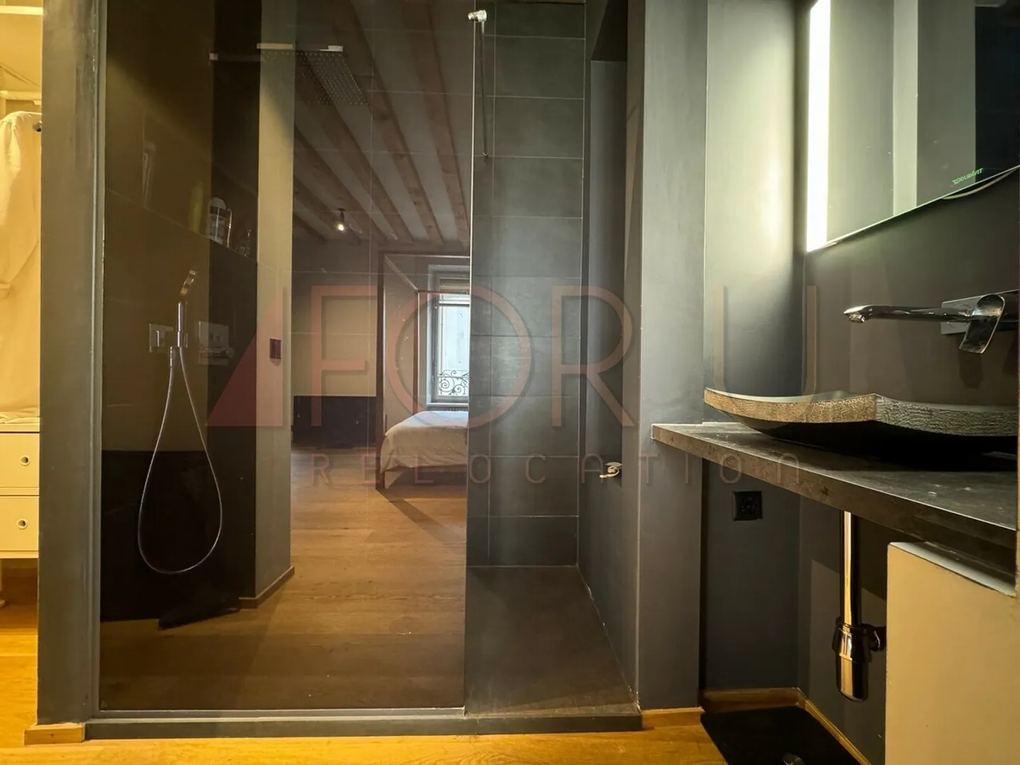 FOR INVESTOR - Very beautiful modern 3-room loft in Pâquis - Photo 7 of 8