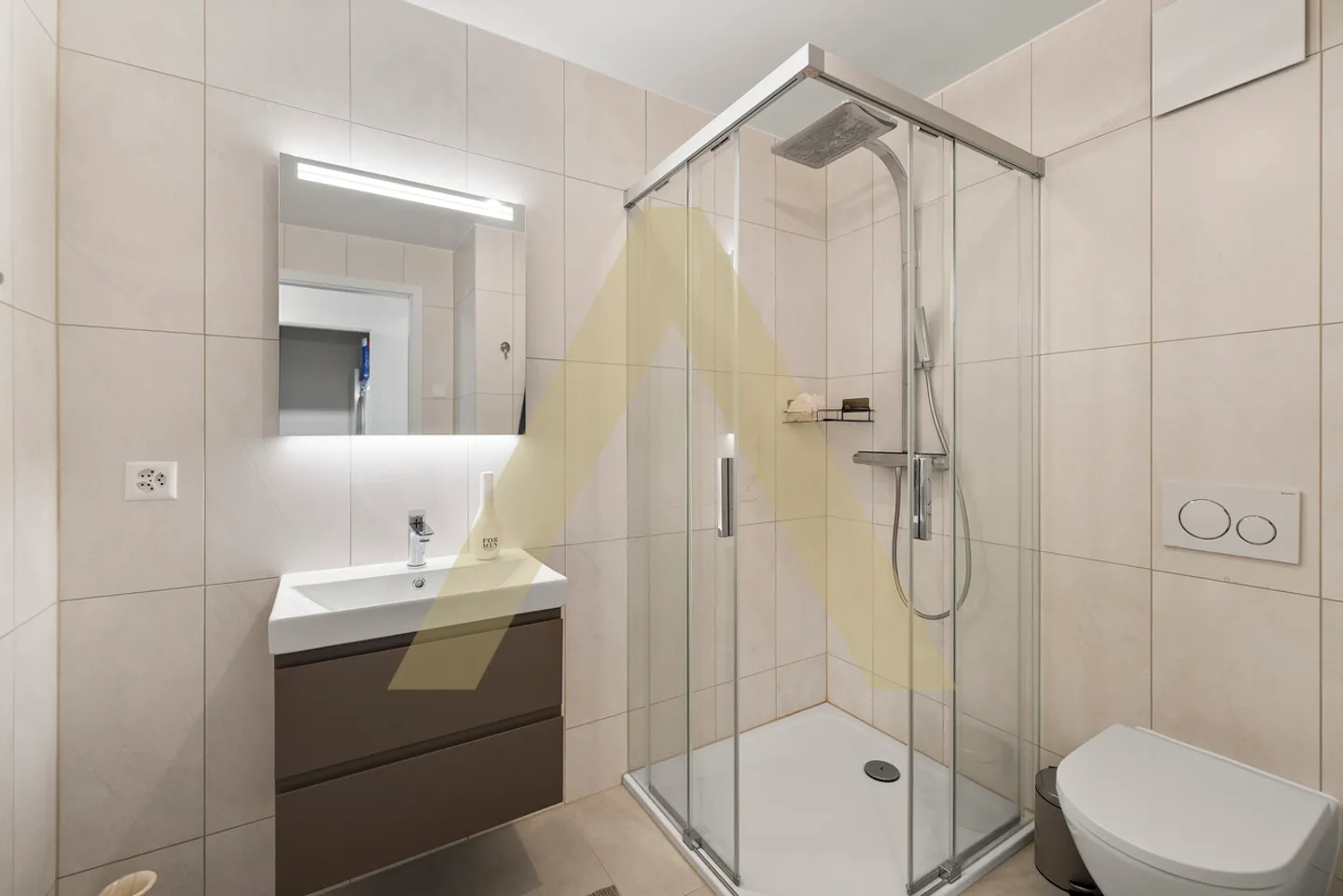 Appartamento luminoso con finiture eleganti - Foto 8 di 11