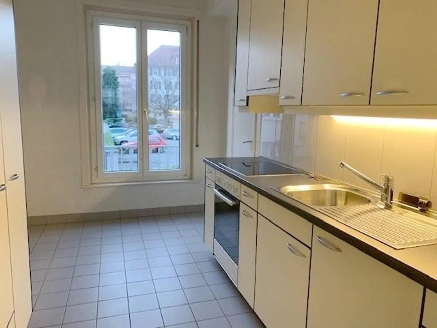 Spacieux et lumineux, proche des commodités de l'av. de Cour ! - Photo 1 of 9