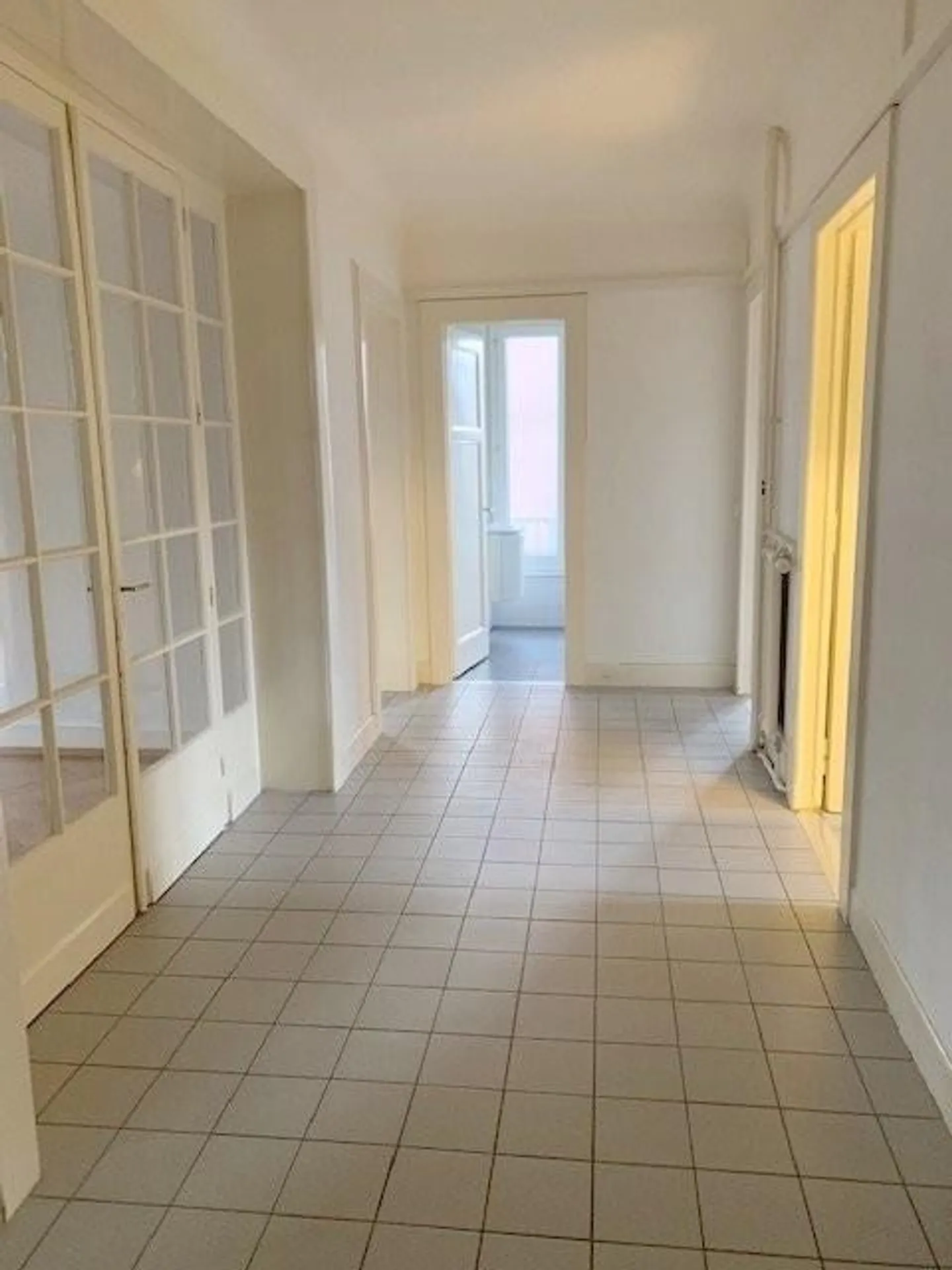 Spacieux et lumineux, proche des commodités de l'av. de Cour ! - Photo 8 of 9