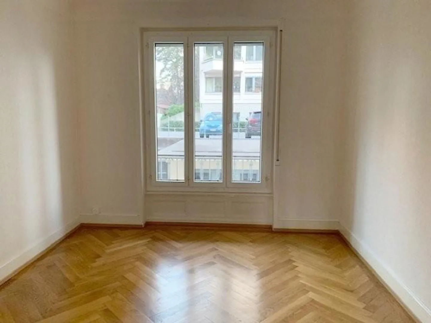 Spacieux et lumineux, proche des commodités de l'av. de Cour ! - Photo 5 of 9