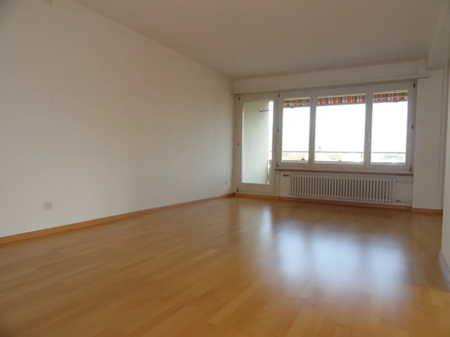 Geräumige Wohnung mit moderner Küche - Foto 4 von 8