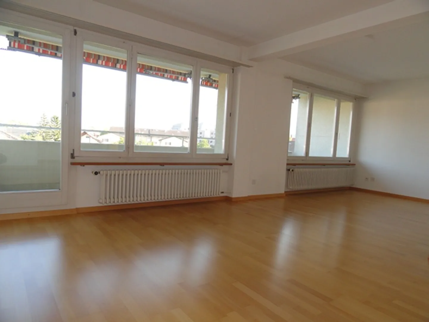 Geräumige Wohnung mit moderner Küche - Foto 2 von 8