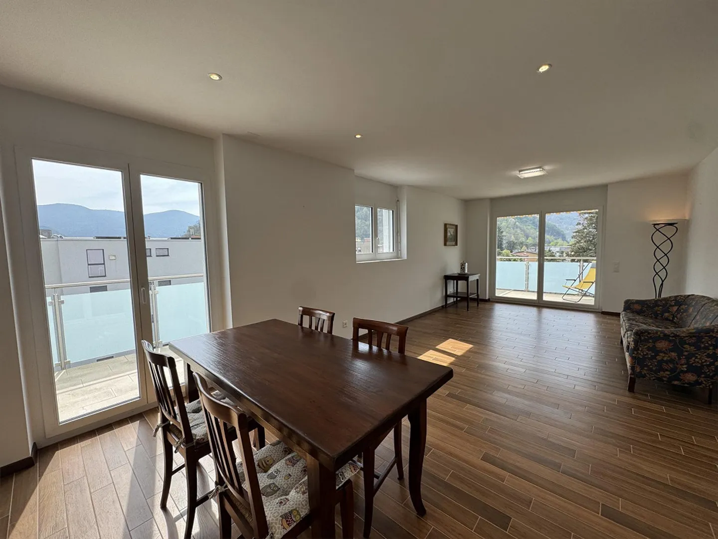 Appartement lumineux au dernier étage avec deux terrasses, vue dégagée et double parking, dans un quartier calme à quelques pas du lac - Photo 1 sur 28